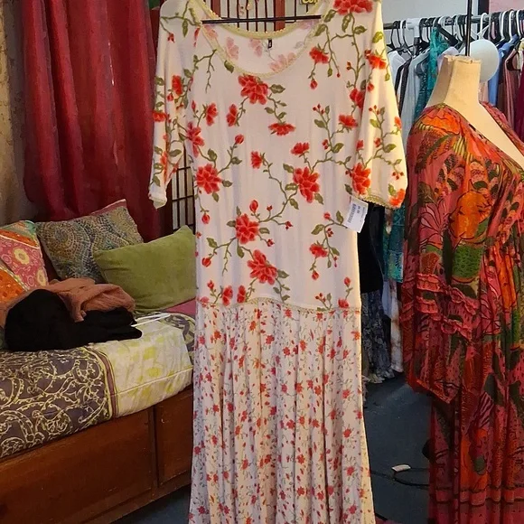 plus size ankle length formal dresses Sydneys Closet SC7386 Long Prom Dress Plus Size Strapless A-Line Floral Slit Puff Sleeves Train Pockets Formal Gown 14 / Green Floral